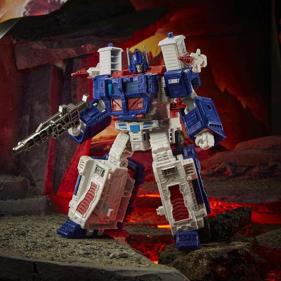 Transformers Generations WFC: Kingdom Leader Wave 3 - Ultra Magnus Image_7