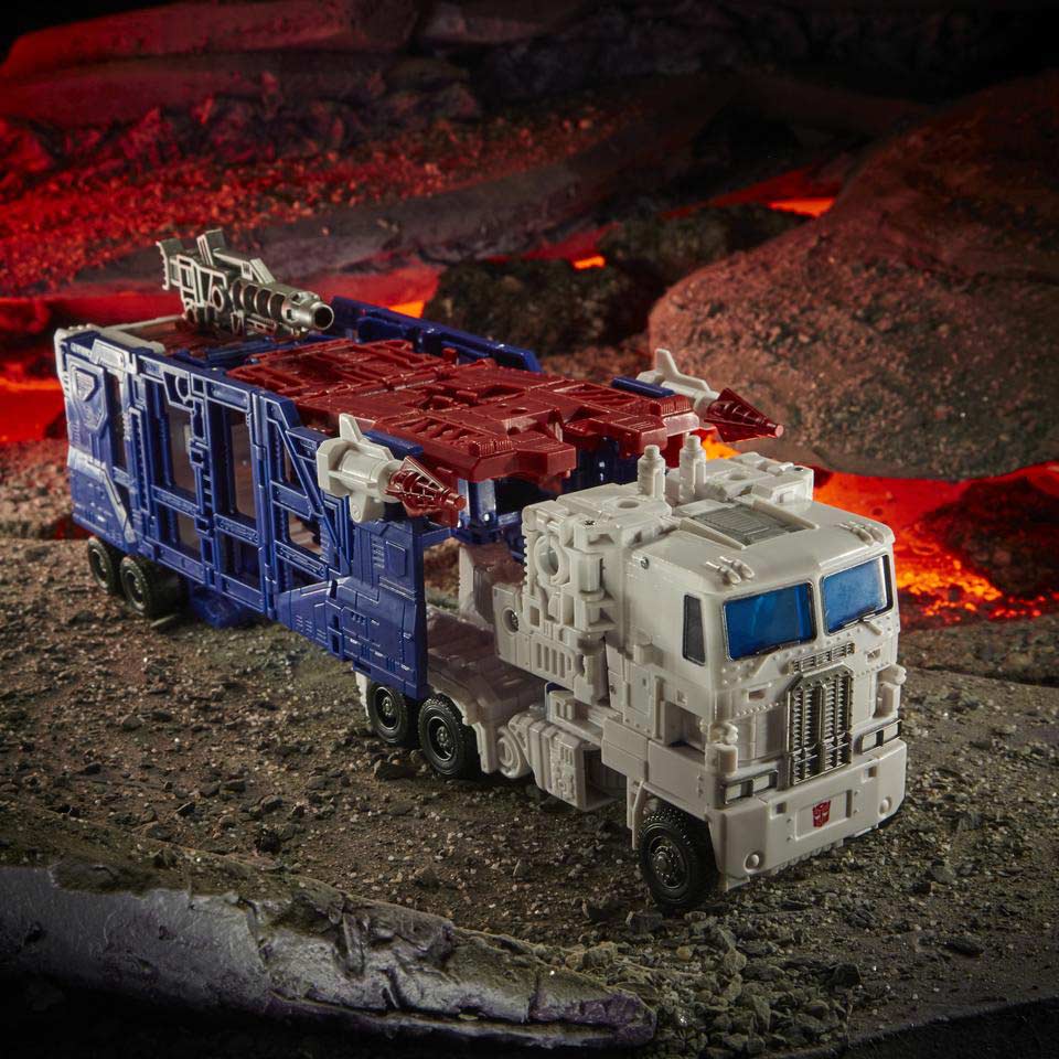 Transformers Generations WFC: Kingdom Leader Wave 3 - Ultra Magnus Image_8