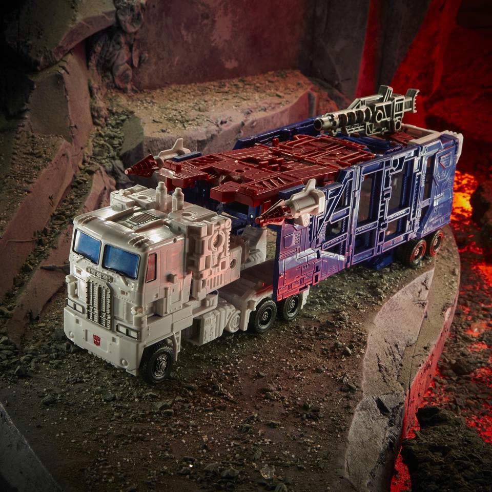 Transformers Generations WFC: Kingdom Leader Wave 3 - Ultra Magnus Image_10