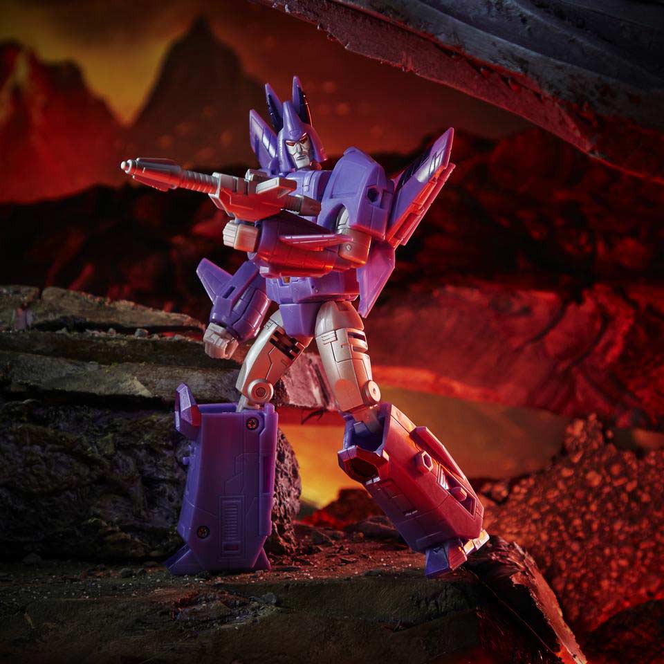 Transformers Generations WFC: Kingdom Voyager Wave 3 - Cyclonus Image_3